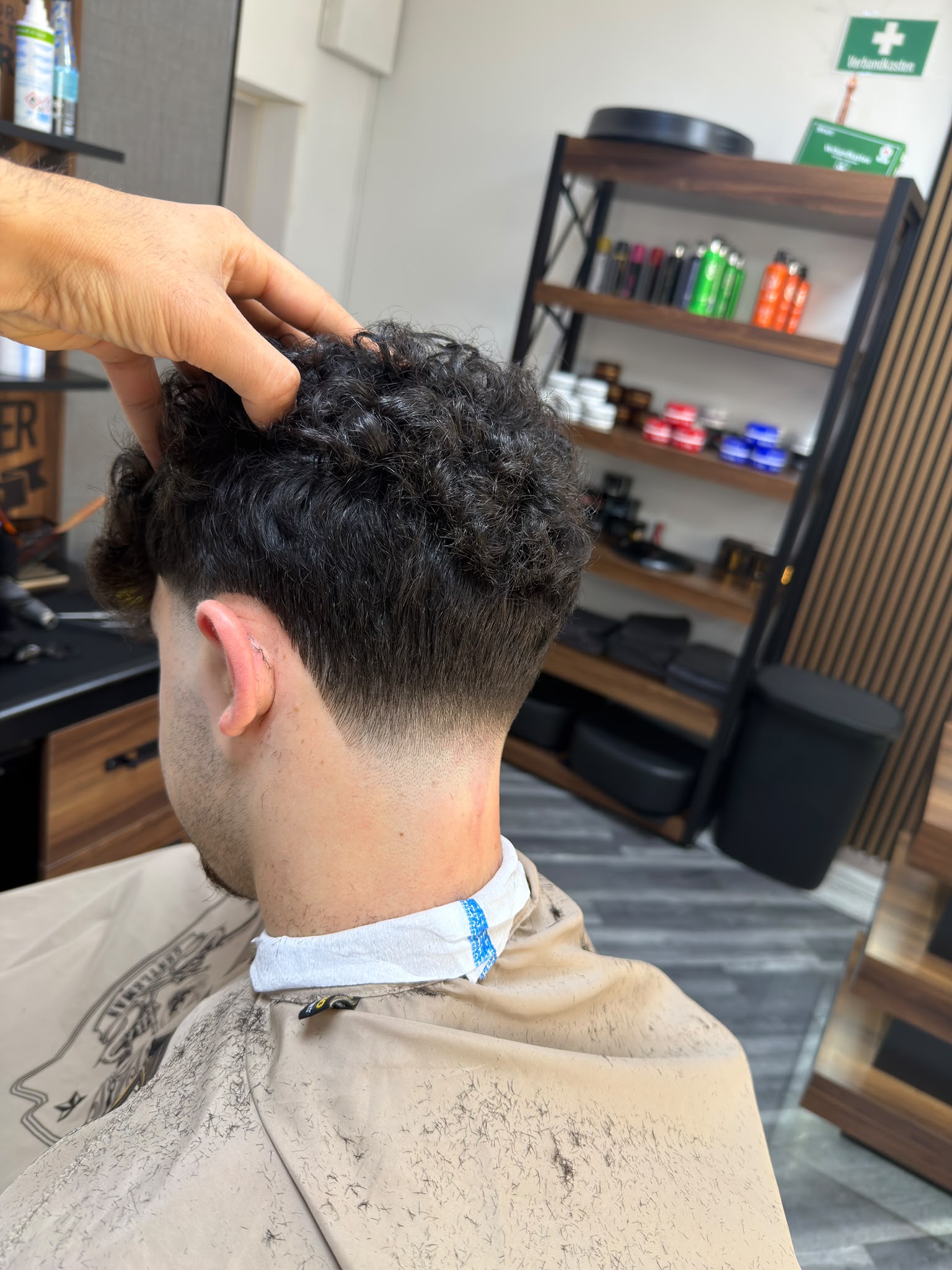 Curly Hair mit weichem Burst Taper am Nacken
