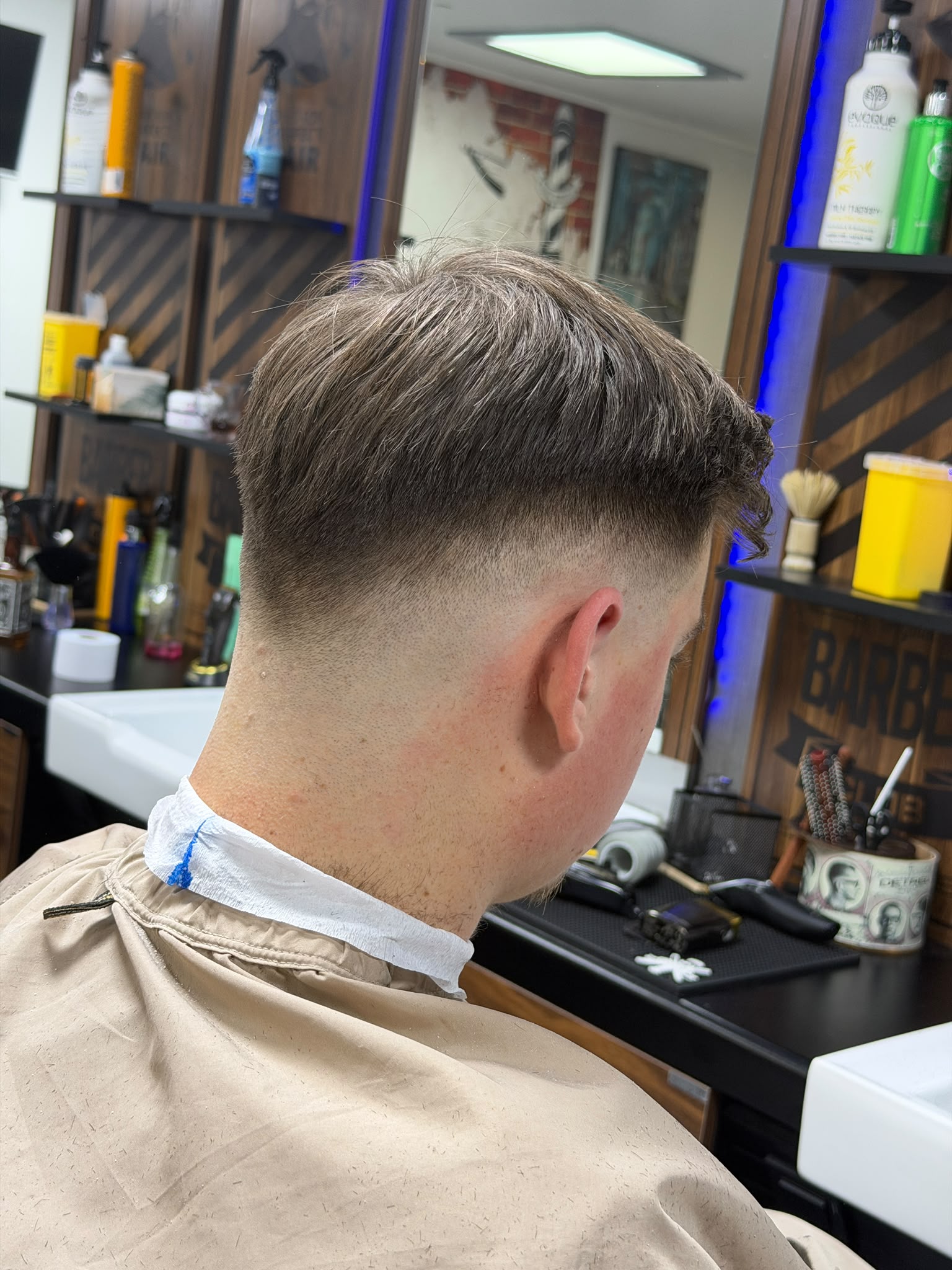 Mid Fade mit nach hinten gestyltem Deckhaar