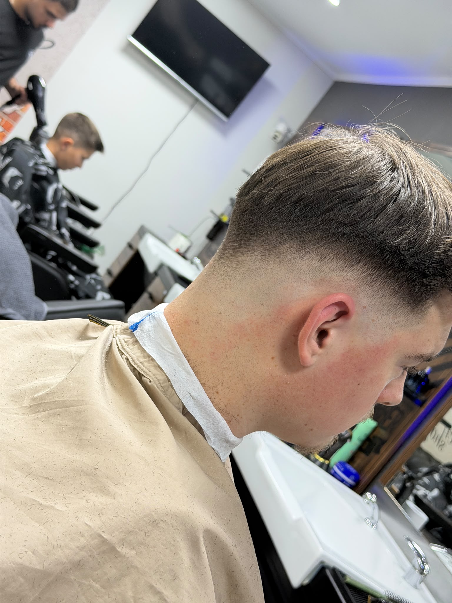 Sauberer Skin Fade im Seitenprofil